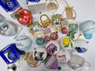 Новогодние игрушки из 10 муниципалитетов региона украсили нижегородскую ёлку в Кирове